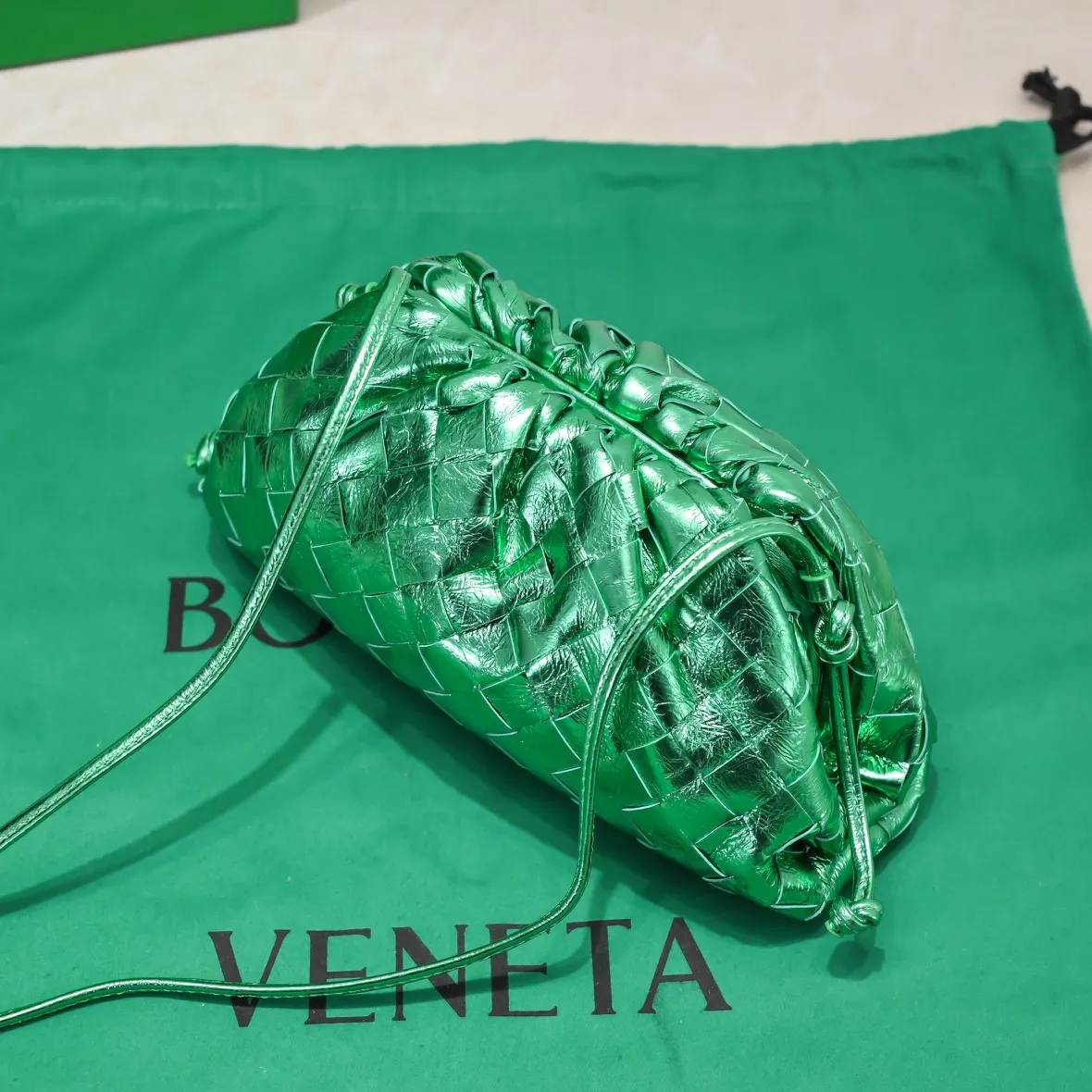 Bv 2022 early spring new cloud bag is launched as one of the classic models. The designer adopts a different and brand-new look to appear in the public eye. The texture of deerskin is more wear-resistant and easy to care for than traditional leather. It is unexpectedly good to match. It is full of style when you take it. It is sparkling in daily light. It is even more sparkling and lovely in the sun. Every time it is new, it can make people's eyes shine. It’s hard not to fall in love with it, model number: 6671#, size 22x13x5cm